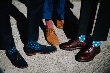 Damat ve sağdıç ayakları ve komik renkli çoraplar. Çizgili çoraplı adamlar. Parlak, eski, kahverengi ayakkabılar. Moda, tarz, güzellik.