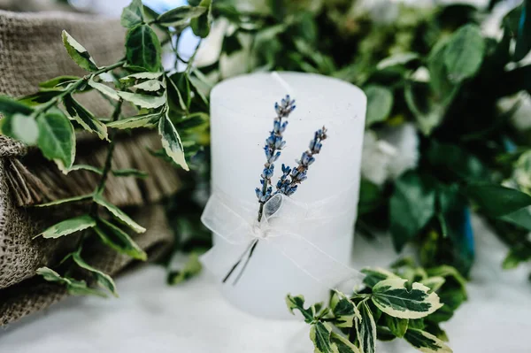 Kaars Met Lavendel Jute Samenstelling Van Witte Bloemen Groen Bruiloftsfeest — Stockfoto