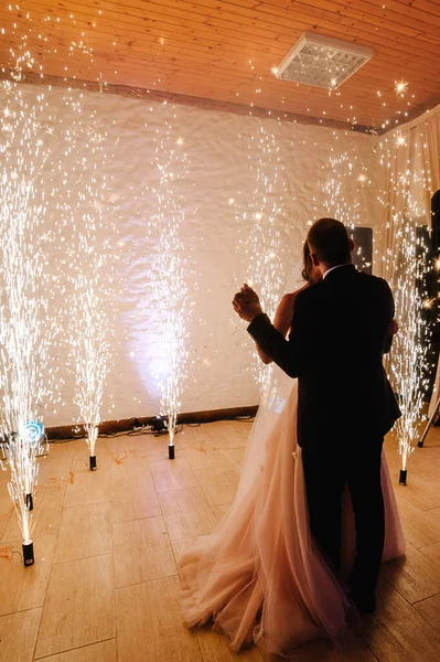 Erster Hochzeitstanz Von Frischvermählten Glückliche Braut Und Bräutigam Tanzen Und — Stockfoto