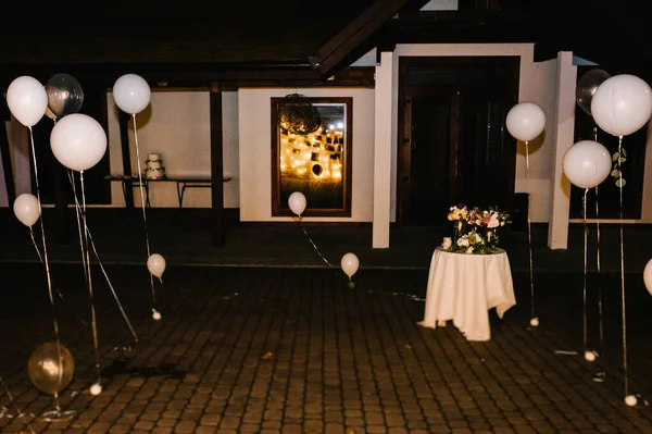 Decoración Boda Flores Mesa Aire Libre Globos Ceremonia Boda Por —  Fotos de Stock