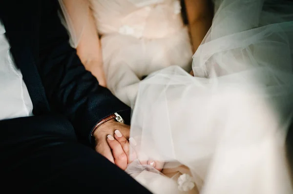 Наречений Тримає Руки Нареченої Щасливе Кохання Радісний Весільний Момент — стокове фото