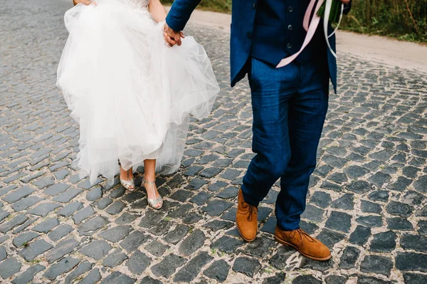 Los Novios Tomados Las Manos Caminando Por Carretera Naturaleza Aire —  Fotos de Stock