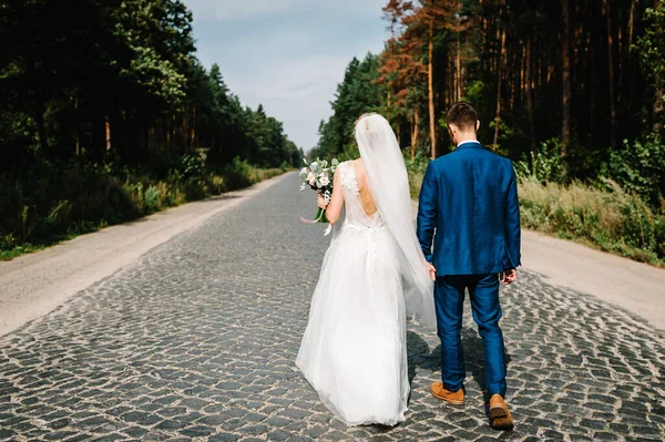 Doğada Yürüyen Düğün Çifti Düğün Buketi Damatla Gelin Kaldırım Yoluna — Stok fotoğraf