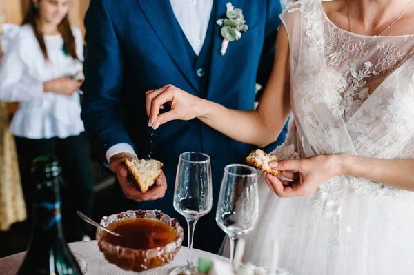 Cerca Foto Novia Novio Comiendo Pan Tradicional Ceremonia Boda Ucraniana —  Fotos de Stock