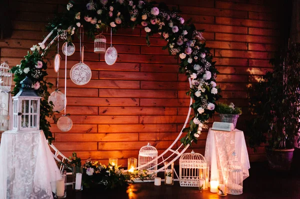 Ночная Свадебная Церемония Винтажными Свечами Арка Свадебной Церемонии Украшена Белыми — стоковое фото