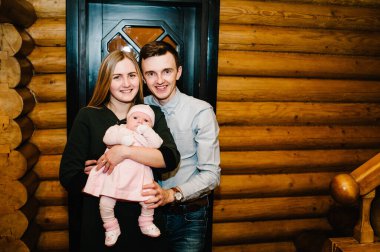 Genç bir anne ve baba kucağında küçük bir kız bebeği tutuyor. Aile kavramını seviyorum. Mutlu ebeveynlikler. Siyah beyaz fotoğraf.