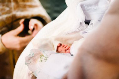 Vaftizin kutsallığı. Vaftiz ve vaftiz sırasında yeni doğmuş bir bebek. Kutsal suda bebek vaftizleri.