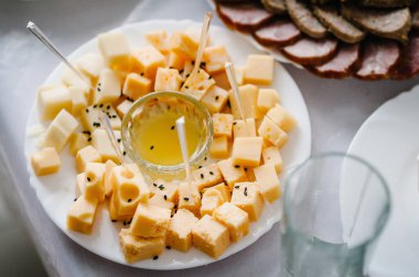 Aperatif peynirli tatil masası, aperatifler. Yemekle servis edildi. Kutlama masası.