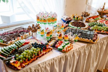 Güzel masa. Şekerli masa, şeker, açık büfe. Parti şekerlemeleri için tatlı masası. Kapatın. Restoranda dekore edilmiş parti resepsiyonu. Çikolata.