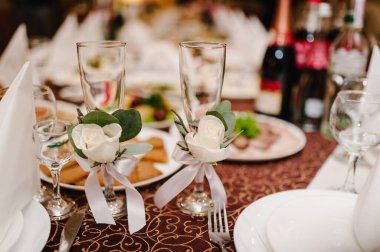 İki düğün kadehi kurdeleli çiçeklerdir. Kapat..