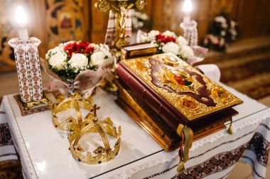 Düğün taçları ve İncil. Kilisede düğün tacı seremoniye hazır. Kapat. İlahi Edebiyat.