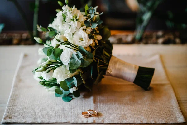 Schöne Goldene Eheringe Mit Blumen Auf Einem Pralinenhintergrund Ehering Für — Stockfoto