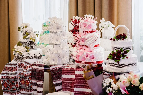 Ένα Νόστιμο Γλυκό Γαμήλιο Καρβέλι Ουκρανικό Στυλ Κεντημένες Πετσέτες Γλυκό — Φωτογραφία Αρχείου