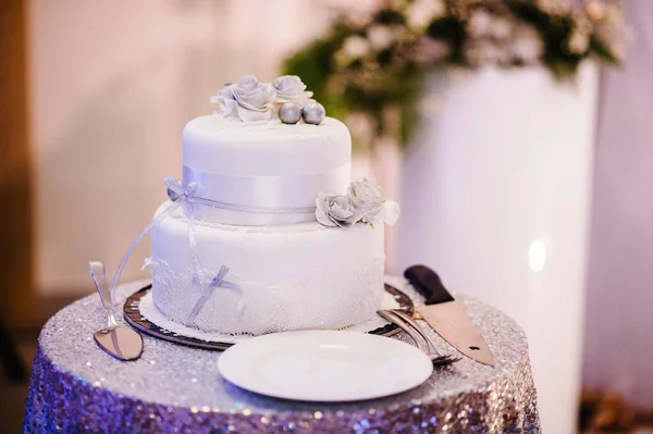 Witte Bruidstaart Met Bloemen Voor Bruiloft Banket — Stockfoto