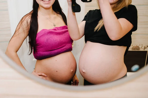 Две Беременные Девушки Делают Селфи Зеркале Беременные Друзья — стоковое фото