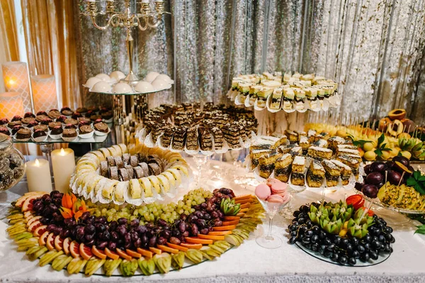 Düğün Partisi Resepsiyonu Için Renkli Masalar Süslü Tatlı Masaları Açık — Stok fotoğraf