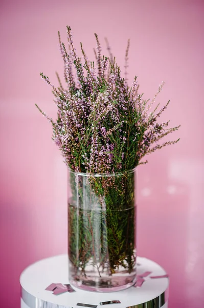 Lavendel Bloemen Een Vaas Een Witte Tafel Een Roze Muurachtergrond — Stockfoto