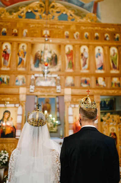 Mariés Avec Des Couronnes Couple Heureux Cérémonie Mariage Dans Église — Photo