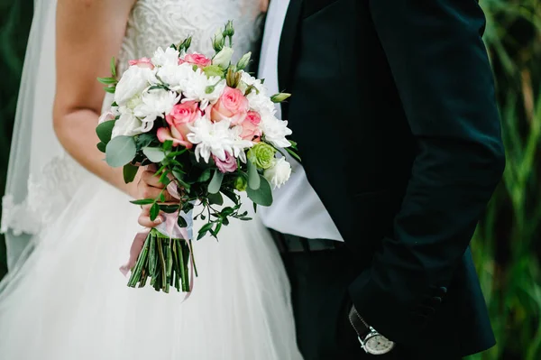 Bruid Bruidegom Met Een Bruiloft Boeket Vasthouden Aan Handen Staan — Stockfoto