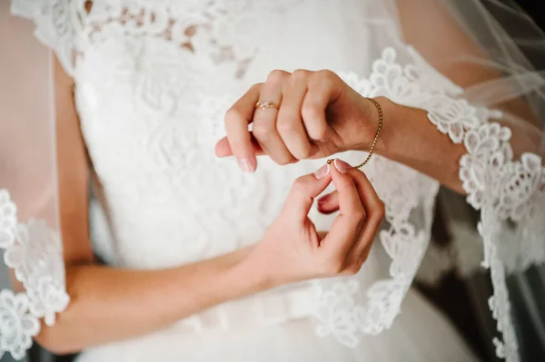 女の子は腕にブレスレットをつけた 花嫁はジュエリーを身に着けブレスレットに集中する 結婚式のためのブライダル準備 — ストック写真