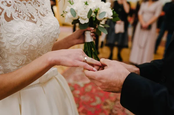 Die Hand Des Bräutigams Trägt Einen Goldenen Verlobungsring Finger Der — Stockfoto