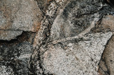 Taş dokusu arka planı. Granit ve bazalt yüzeyi. Büyük bir kaya, taş bir duvar. Kapat. metin için yer.