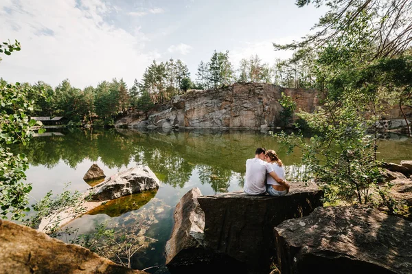 Muž Žena Opřou Objímají Kameni Jezera Pozadí Velkých Skal Kaňon — Stock fotografie