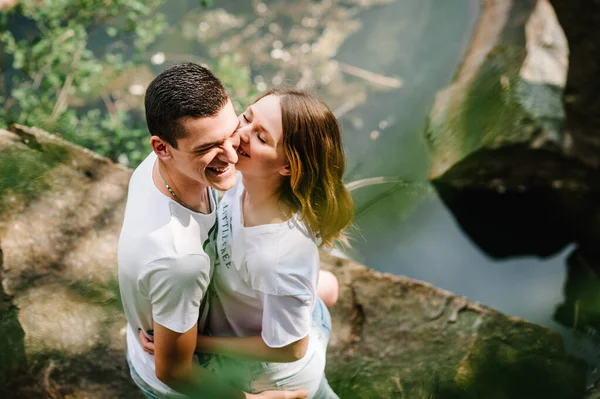Junges Paar Umarmt Und Küsst Sich Auf Einem Stein Der — Stockfoto