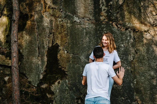 Muž Žena Ustoupí Velké Skále Kámen Mladý Stylový Zamilovaný Pár — Stock fotografie