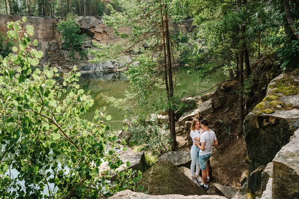 Young Couple Hugging Stone Lake Man Woman Stand Background Rocks — Stock Photo, Image