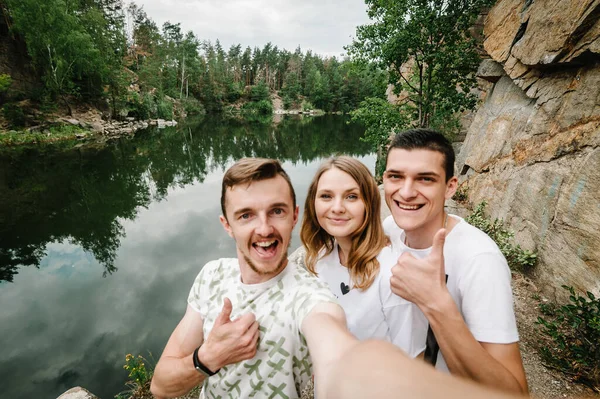 Ludzie Fotografowali Się Kamieniu Pobliżu Jeziora Tle Dużych Skał Kanion — Zdjęcie stockowe