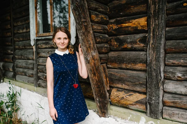 Das Junge Hübsche Mädchen Steht Neben Der Holzwand Eines Alten — Stockfoto