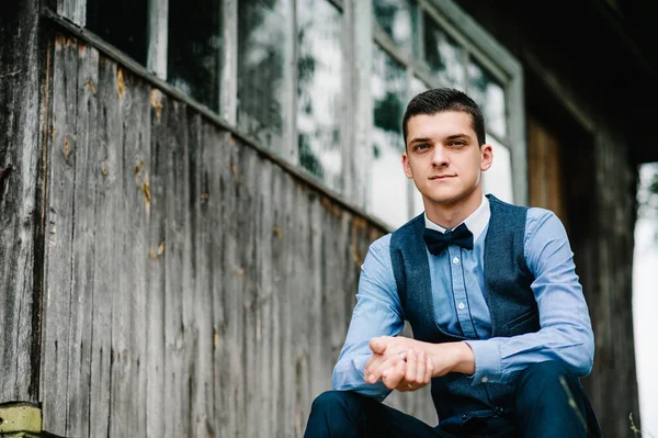 Retrato Jovem Homem Bonito Sentado Lado Parede Madeira Uma Casa — Fotografia de Stock