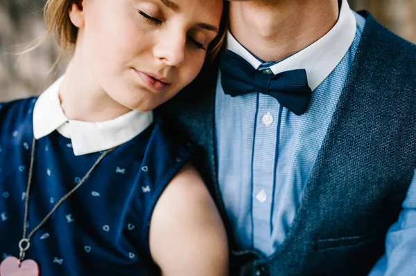 Mulher Gentilmente Apoiou Seu Marido Sente Segura Colar Coração Pendurado — Fotografia de Stock
