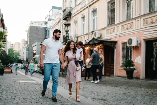 Young Happy Family Father Mother Daughter Walk Streets Old City — Stock Photo, Image