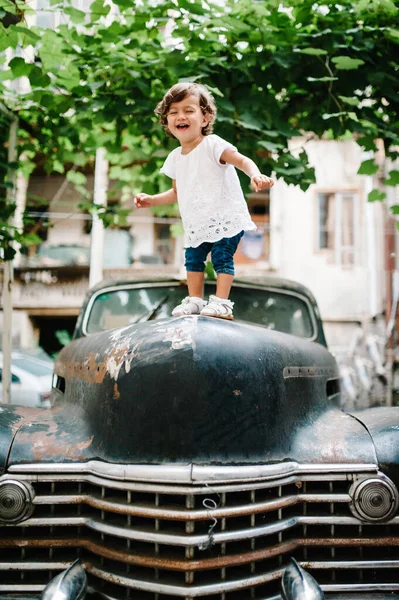 Маленька Дівчинка Стоїть Старовинній Старовинній Машині Молода Щаслива Сім Під — стокове фото