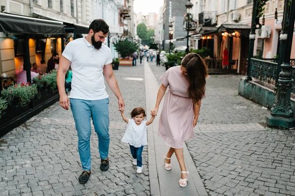 Jeune Famille Heureuse Père Fille Mère Marchant Dans Les Rues — Photo