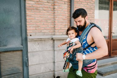 Genç bir baba, kızıyla birlikte güneşli bir yaz gününde Georgia 'nın başkenti Tiflis' in sokaklarında yürüyor. Baba ve kız geziye çıkıyorlar..