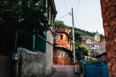 Gürcistan 'ın Tiflis kentindeki harap olmuş evler, terk edilmiş, yıkılmış binalar. Kafkaslar. Kırık mimari.