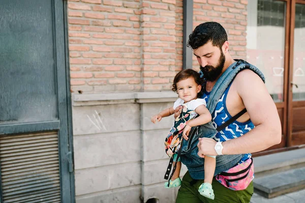 Genç bir baba, kızıyla birlikte güneşli bir yaz gününde Georgia 'nın başkenti Tiflis' in sokaklarında yürüyor. Baba ve kız geziye çıkıyorlar..