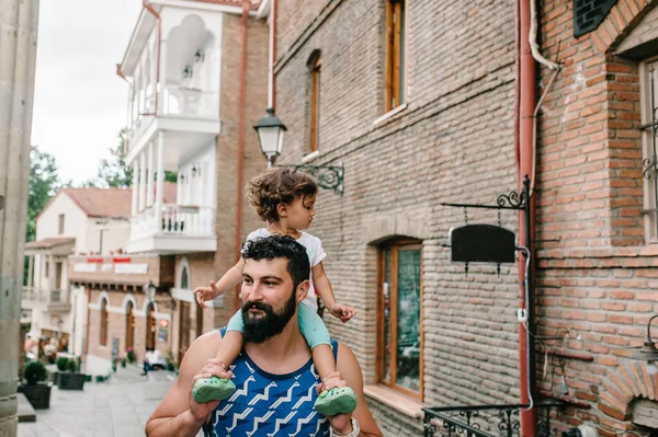 Jeune Père Marchant Avec Petite Fille Extérieur Dans Les Rues — Photo