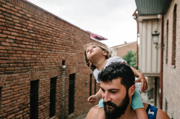 Touristique Papa Fille Marchant Dans Les Vieilles Rues Centre Tbilissi — Photo