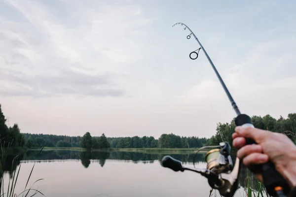 Pescador Com Vara Girar Margem Rio Pesca Lúcio Poleiro Carpa — Fotografia de Stock