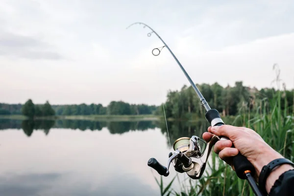 Pescador Com Vara Girar Margem Rio Pesca Lúcio Poleiro Carpa — Fotografia de Stock