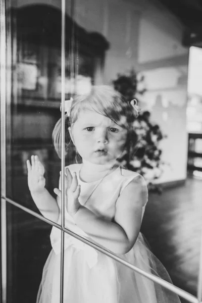 Egy Szomorú Kislány Néz Ablakon Egy Fiatal Gyerek Pózol Ablak — Stock Fotó