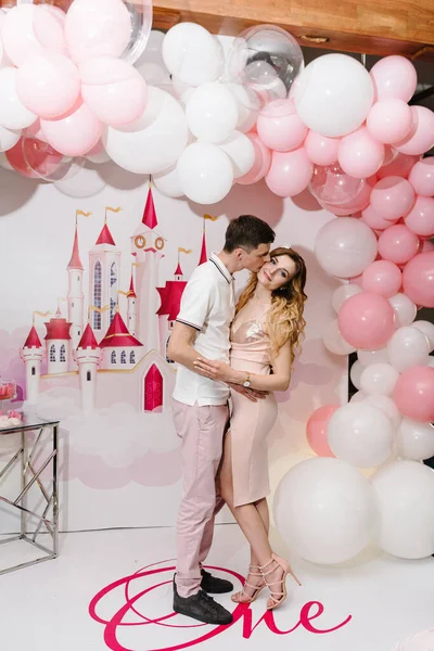 Abrazar Besar Disfrutar Pareja Hombre Princesa Vestido Rosa Globos Fondo —  Fotos de Stock