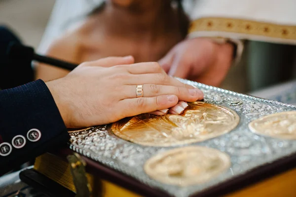 Les Jeunes Mariés Tiennent Main Couple Cérémonie Mariage Dans Église — Photo