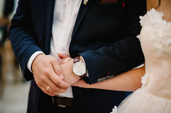 Braut Und Bräutigam Halten Sich Bei Der Trauung Den Händen — Stockfoto