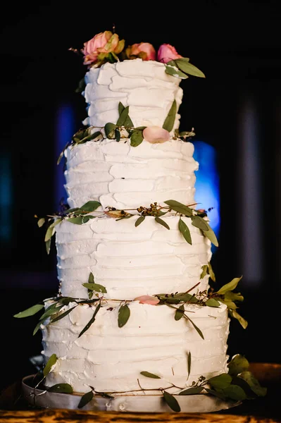 結婚式の宴会のためのピンクの花と白いウェディングケーキ おいしい結婚式のレセプション コピースペース お祝いパーティーのコンセプト トレンディケーキ — ストック写真