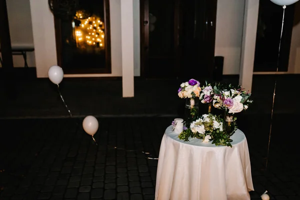 Bröllopsinredning Blommor Bordet Utomhus Ballonger Bröllopsceremoni Kvällen Natt — Stockfoto